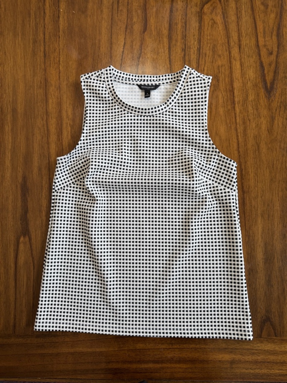 Banana Republic Black and White Grid Top. T029